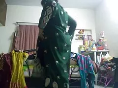 கவர்ச்சியான மாடல் அன்யா ஓல்சன் கருப்பு சேவலுக்காக ஏங்குகிறார்