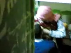 பிளாக்மெயிலர் செயலர்களால் சாட் FFM இல் ஏமாற்றப்பட்டார்