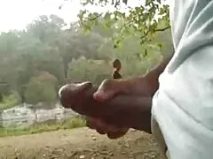 மகிழ்ச்சியான குஞ்சு மகிழ்ச்சியுடன் டிக்கைக் கேட்கிறது