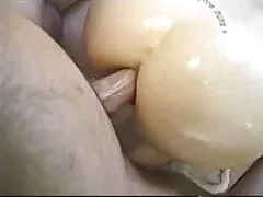 குட்டி அழகா டிக்ஸை ஜிஸ்ஸிங் குழப்பமாக மாற்றுகிறார்